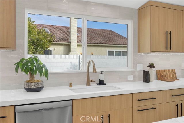 Detail Gallery Image 13 of 33 For 20942 Queens Park, Huntington Beach,  CA 92646 - 5 Beds | 3 Baths