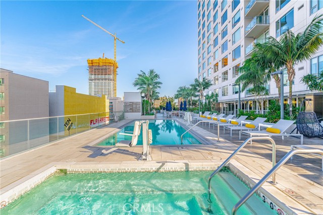 1050 S Grand Avenue, Los Angeles CA: https://media.crmls.org/medias/5f53670a-ac66-40cb-9f5b-62fc0f568c8c.jpg