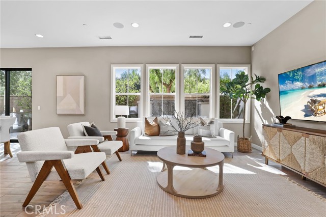 Detail Gallery Image 5 of 63 For 33 Castellana, Lake Forest,  CA 92630 - 4 Beds | 3 Baths