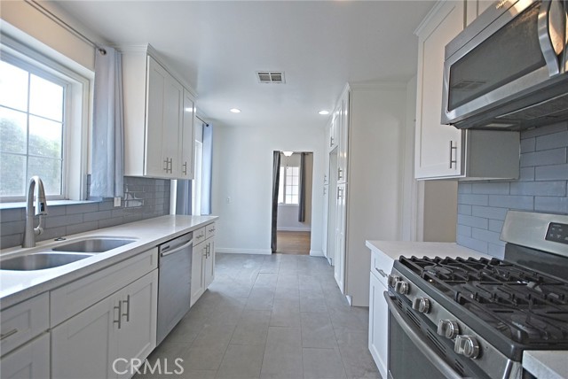 10622 Zelzah Avenue, Granada Hills CA: https://media.crmls.org/medias/5f5a1ea0-224e-47d1-8b44-061603a808e8.jpg