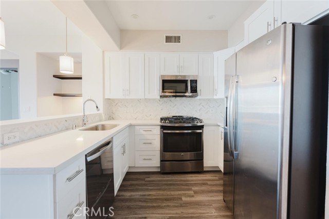 24595 Town Center Drive, Valencia CA: https://media.crmls.org/medias/5f5da0e1-ee34-4161-b779-e6b37ff4cbfa.jpg