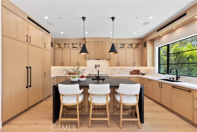 Detail Gallery Image 6 of 44 For 13602 Morrison St, Sherman Oaks,  CA 91423 - 6 Beds | 6/1 Baths