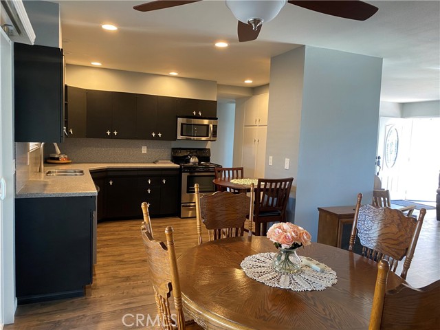 Detail Gallery Image 3 of 20 For 1660 W Whittier Ave, Hemet,  CA 92543 - 2 Beds | 2 Baths