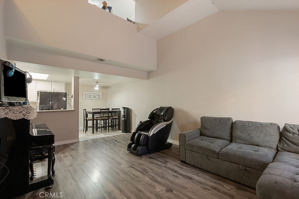 435 W 9th