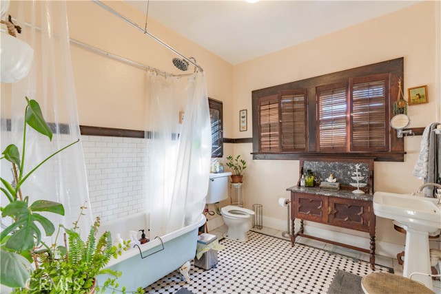 7914 Magnolia Avenue, Riverside CA: https://media.crmls.org/medias/5f669b45-4199-437e-8033-4376e50bf6d1.jpg