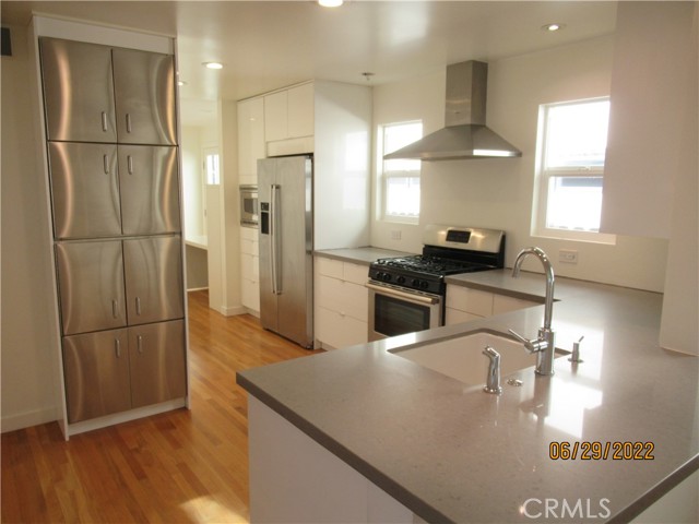 656 Rosecrans Avenue, Manhattan Beach, California 90266, 3 Bedrooms Bedrooms, ,1 BathroomBathrooms,Residential,Sold,Rosecrans,SB22143414