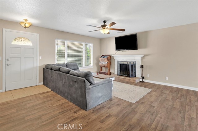 Detail Gallery Image 7 of 57 For 16783 Mission, Hesperia,  CA 92345 - 4 Beds | 3 Baths