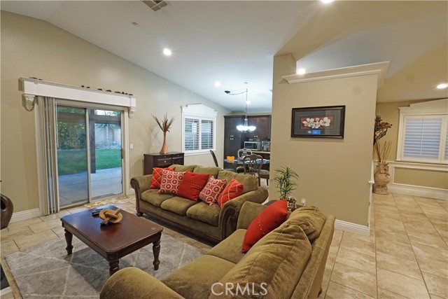 328 Manzanita Court, Ontario CA: https://media.crmls.org/medias/5f74484b-b792-4bb7-8f54-2c4eaed5210a.jpg