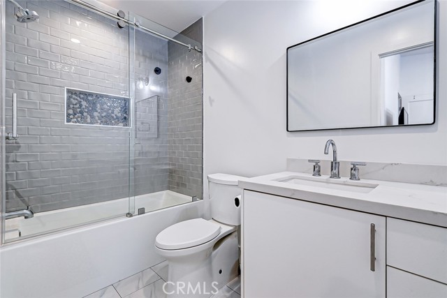 Beautifully appointed bathroom with tub/ shower