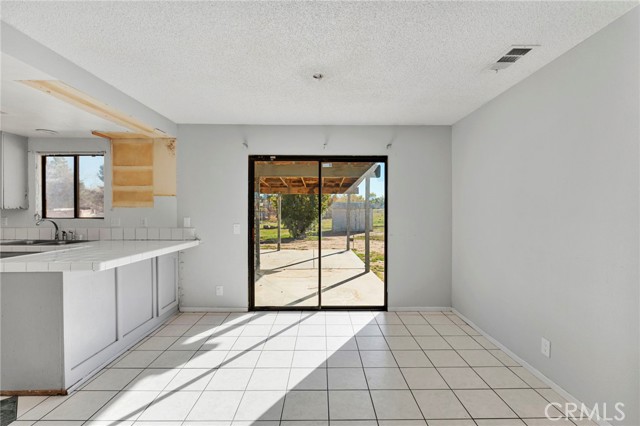 Detail Gallery Image 8 of 22 For 15807 Sitting Bull, Victorville,  CA 92395 - 3 Beds | 2 Baths