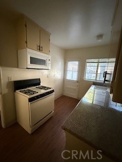 Detail Gallery Image 7 of 18 For 634 Glenwood Rd #5,  Glendale,  CA 91202 - 2 Beds | 1 Baths