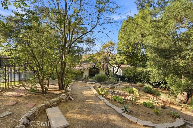 15936 Valley Wood Road, Sherman Oaks CA: https://media.crmls.org/medias/5f78e709-bd38-4944-b40e-8295a99c9dda.jpg