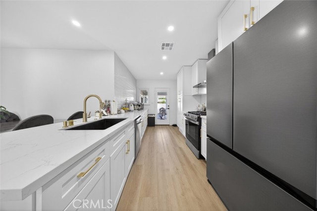 Detail Gallery Image 11 of 33 For 17007 Bassett St, Van Nuys,  CA 91406 - 4 Beds | 2 Baths