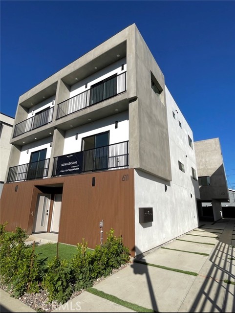 Detail Gallery Image 13 of 13 For 611 W 41st Pl #1/2,  Los Angeles,  CA 90037 - 3 Beds | 3 Baths