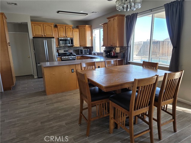 Detail Gallery Image 7 of 33 For 3330 Garnet, Rosamond,  CA 93560 - 5 Beds | 3 Baths