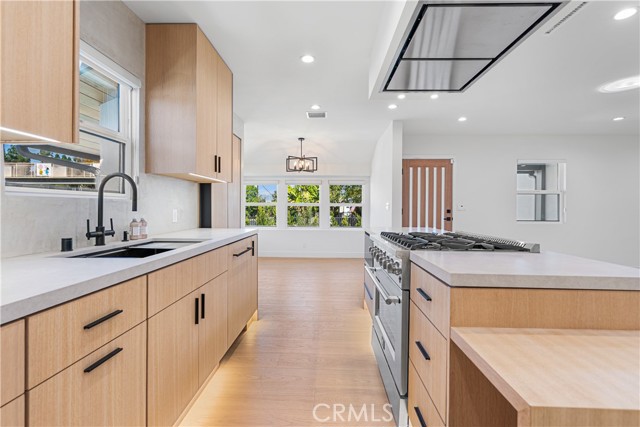 Detail Gallery Image 3 of 33 For 18848 Collins, Tarzana,  CA 91356 - 2 Beds | 2 Baths