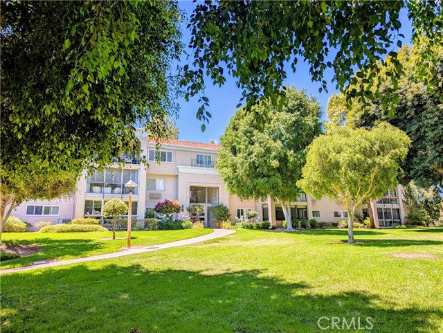 5499 Paseo Del Lago W, Laguna Woods CA: https://media.crmls.org/medias/5f816e69-233a-4026-acdb-0daede2e5b65.jpg