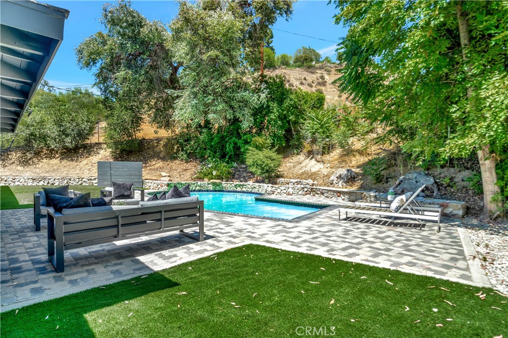 https://media.crmls.org/medias/5f823f4b-f673-47b2-8b77-a2a845c8783c.jpg?preset=X-Large