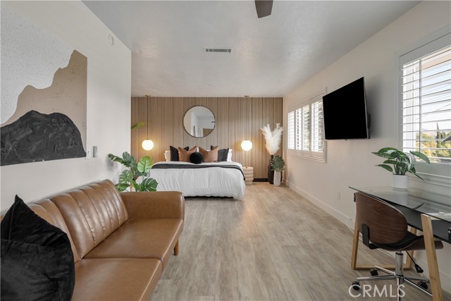 Detail Gallery Image 8 of 10 For 23413 Oxnard St, Woodland Hills,  CA 91367 - 4 Beds | 3 Baths