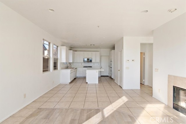 Detail Gallery Image 5 of 32 For 16757 Escalon, Fontana,  CA 92336 - 5 Beds | 3/1 Baths