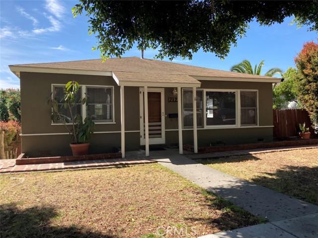 2122 Navy Street Santa Monica, California Excellent opportunity in Sunset Park for developer or someone to do major remodel. Property constructed in 1952 and in its original condition. Large, flat 7,275 square foot lot, perfect for new build or extensive renovation with ADU. Views of the Penmar Golf Course. Could have expansive views to Loyola Marymount University with 2-story construction. Top Santa Monica schools. Close proximity to downtown Santa Monica, Venice, freeways, parks, shopping, dining, entertainment and the beach.