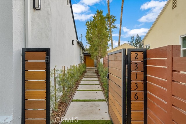 Detail Gallery Image 3 of 20 For 22136 Gilmore St, Woodland Hills,  CA 91303 - 3 Beds | 2/1 Baths