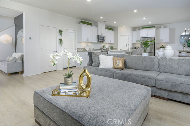 Detail Gallery Image 3 of 43 For 2242 Yuzu St, Corona,  CA 92883 - 4 Beds | 3 Baths