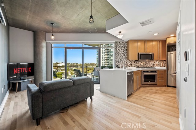801 Ash Street, San Diego CA: https://media.crmls.org/medias/5f8bdf83-c2db-469e-add5-3eb0e0006323.jpg
