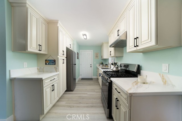 Detail Gallery Image 7 of 21 For 1405 W Saint Gertrude Pl, Santa Ana,  CA 92704 - 3 Beds | 2/1 Baths