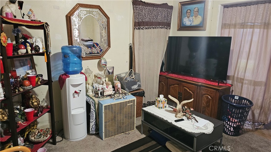 https://media.crmls.org/medias/5f8db670-b953-4176-a4ff-3d22e025a1e1.jpg?preset=X-Large