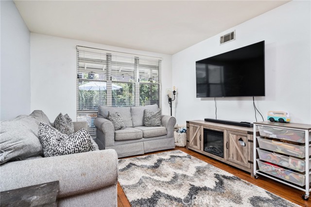 202 Chandler W, Highland CA: https://media.crmls.org/medias/5f95430c-c5e7-43a3-a1f9-c5b4792d9649.jpg