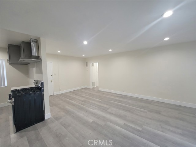 Detail Gallery Image 4 of 29 For 14609 Saticoy St #24,  Van Nuys,  CA 91405 - 2 Beds | 1/1 Baths