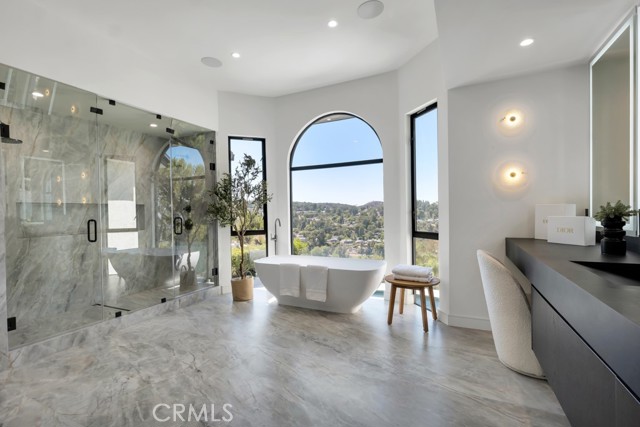 Detail Gallery Image 11 of 40 For 4015 Clarinda Dr, Tarzana,  CA 91356 - 5 Beds | 4 Baths