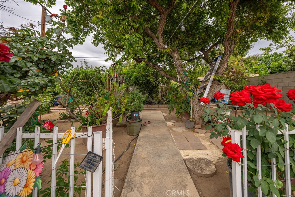 https://media.crmls.org/medias/5f9ae445-ccf9-4d6a-ae28-caabe0d31b67.jpg?preset=X-Large