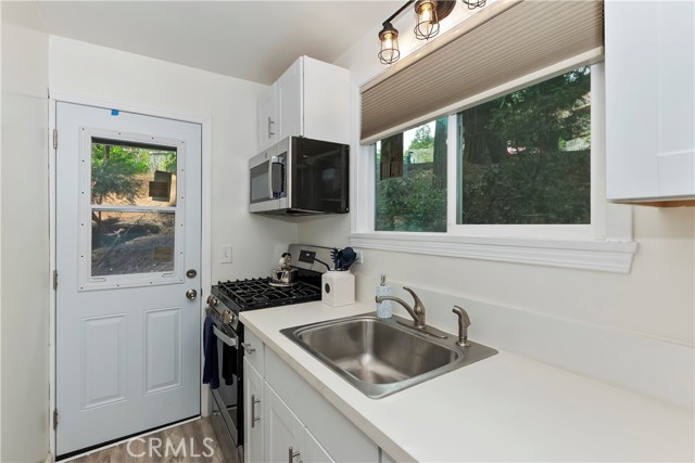 Detail Gallery Image 15 of 32 For 23677 Hillside Dr, Crestline,  CA 92325 - 1 Beds | 1 Baths