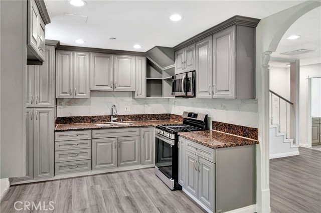 Detail Gallery Image 10 of 38 For 17053 Roscoe Bld #3,  Northridge,  CA 91325 - 2 Beds | 2 Baths
