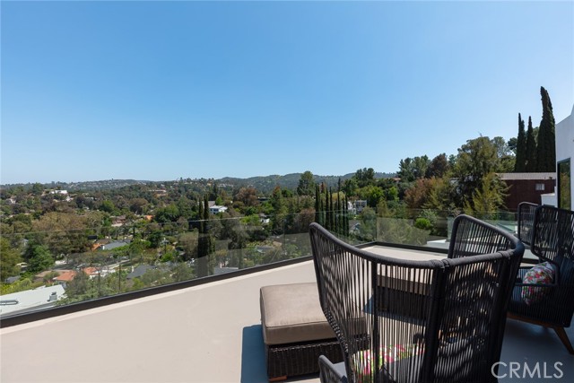 Detail Gallery Image 5 of 58 For 5134 Medina Rd, Woodland Hills,  CA 91364 - 5 Beds | 5/1 Baths