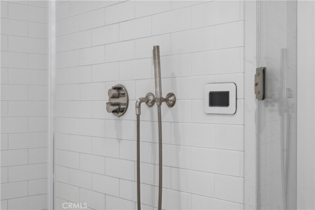 https://media.crmls.org/medias/5fa18e21-8ab0-41c6-8da4-a96d9dc33ab9.jpg?preset=X-Large