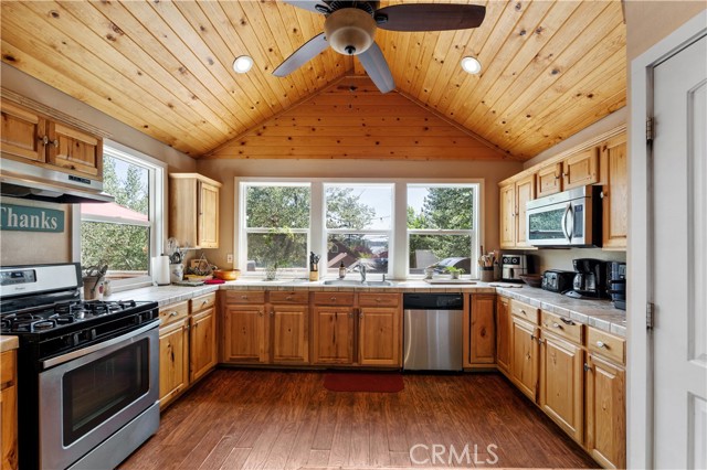 Detail Gallery Image 9 of 34 For 40177 Lakeview Dr, Big Bear Lake,  CA 92315 - 3 Beds | 2 Baths