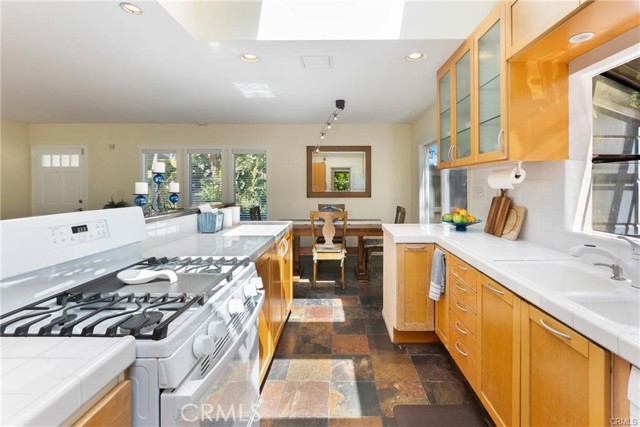 Detail Gallery Image 8 of 28 For 5655 Katherine Ave, Sherman Oaks,  CA 91401 - 2 Beds | 1 Baths