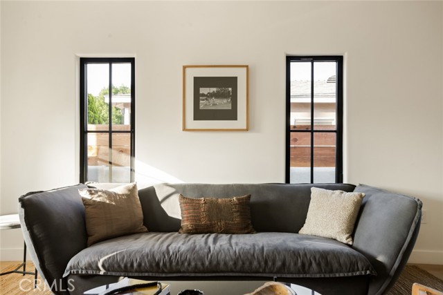 2334 Glover Place, Los Angeles CA: https://media.crmls.org/medias/5fa40d01-f112-4cd2-86e4-3edffee1ac9e.jpg
