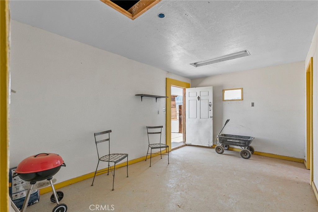 https://media.crmls.org/medias/5fa7596b-f992-4f1e-b440-d071ccde6594.jpg?preset=X-Large