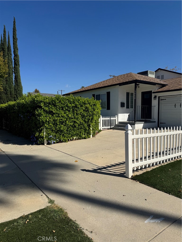 5840 White Oak Avenue — architectural residence