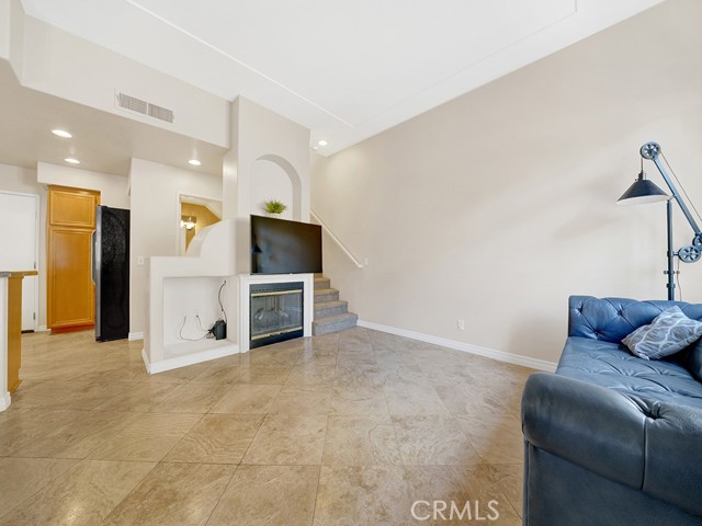 Detail Gallery Image 2 of 27 For 2347 Sunningdale Dr, Tustin,  CA 92782 - 2 Beds | 2/1 Baths