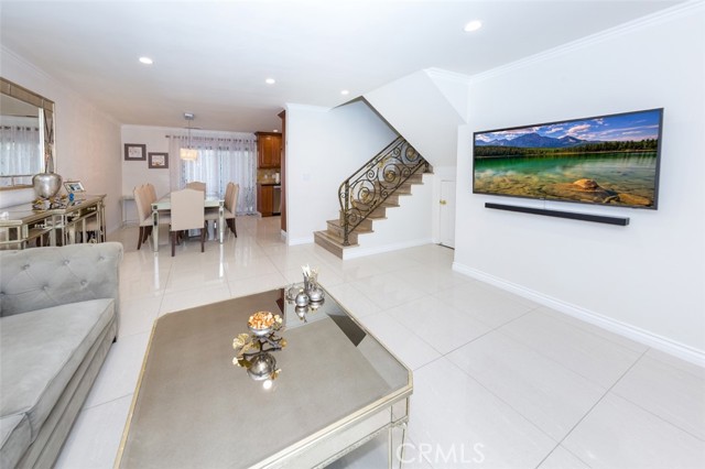537 West Stocker Street, 9 photo 4