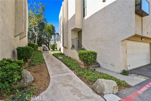 Detail Gallery Image 2 of 32 For 2000 W Palmyra Apt 29, Orange,  CA 92868 - 3 Beds | 2/1 Baths