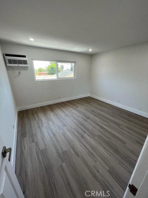 11347 Emelita Street photo 5