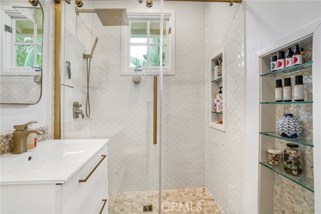 5223 Alhama Drive, Woodland Hills CA: https://media.crmls.org/medias/5fb67f69-d255-47f5-855e-d9ff603a9c90.jpg