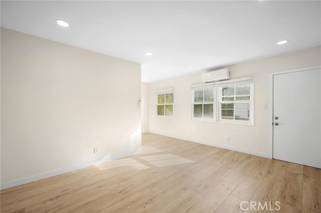 Detail Gallery Image 4 of 21 For 10230 Silverton #2,  Tujunga,  CA 91042 - 1 Beds | 1 Baths