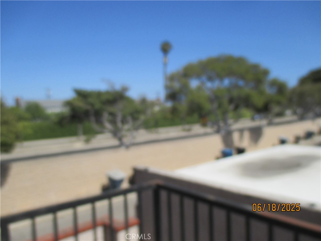 https://media.crmls.org/medias/5fb83355-69e5-4336-8d13-bbbae033edd5.jpg?preset=X-Large